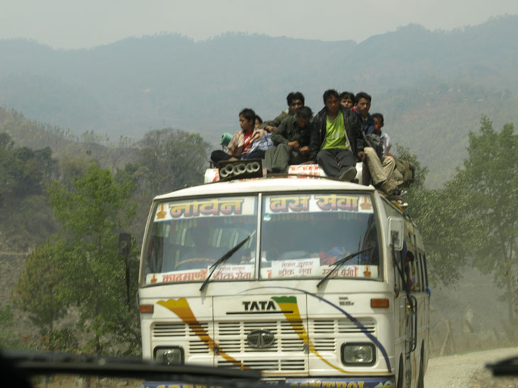 네팔2-버스위에 올라탄 사람들s.jpg
