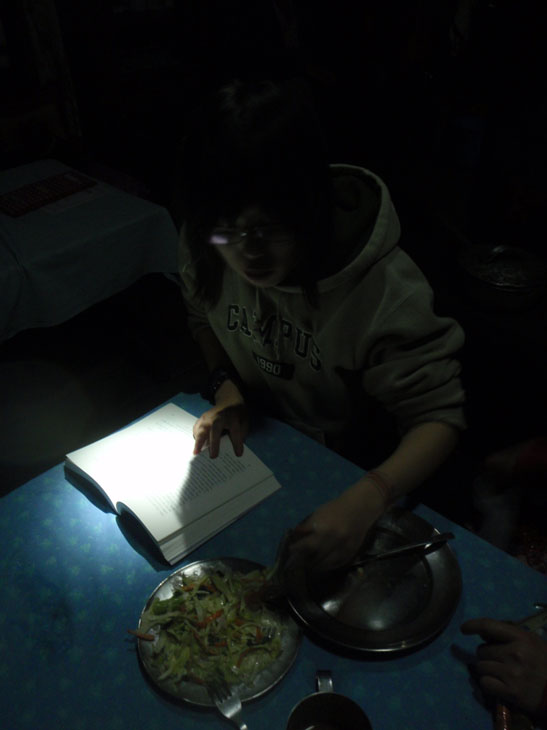 네팔3- 어둠속의 식사s.jpg