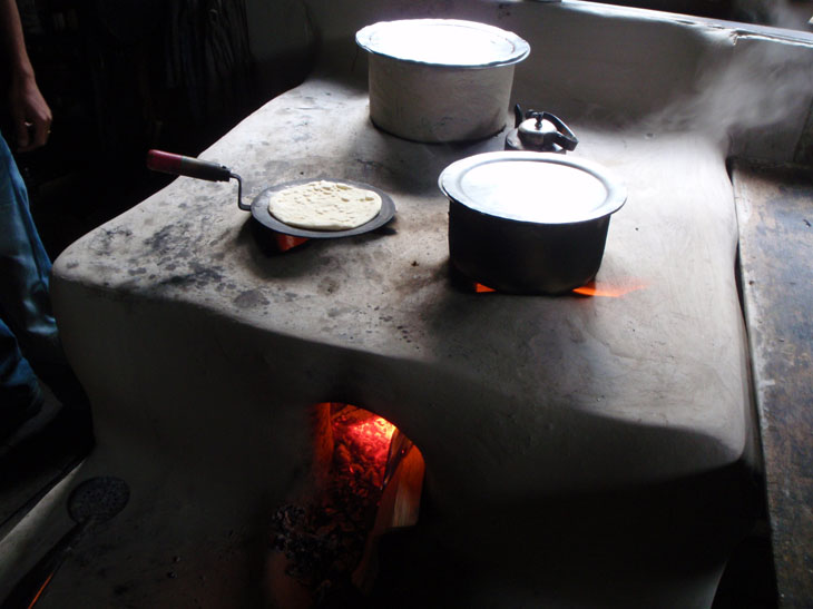네팔3- 짜파티를 굽는 화덕s.jpg